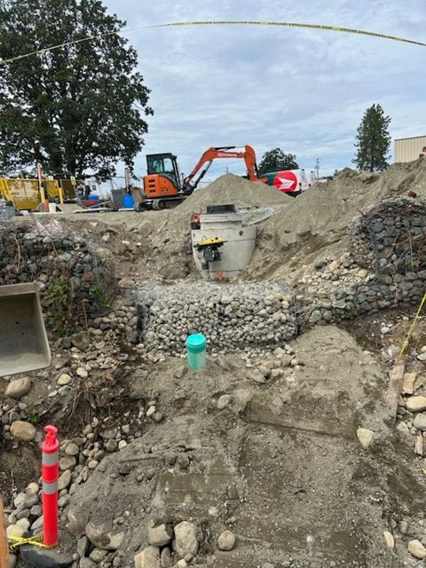 Storm structure set with gabion retaining wall