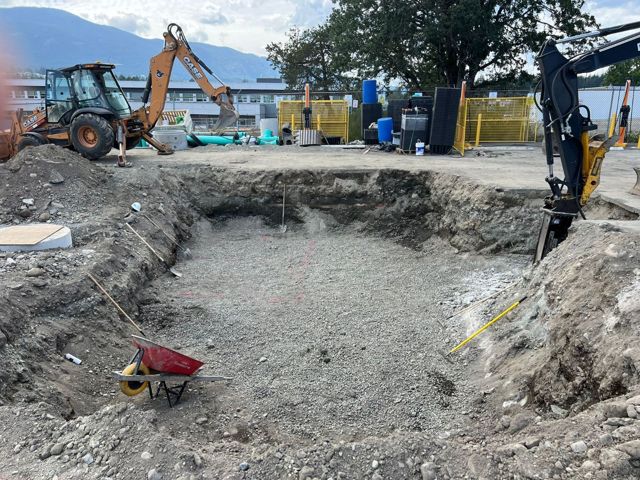 Rock excavation with hydraulic hammer